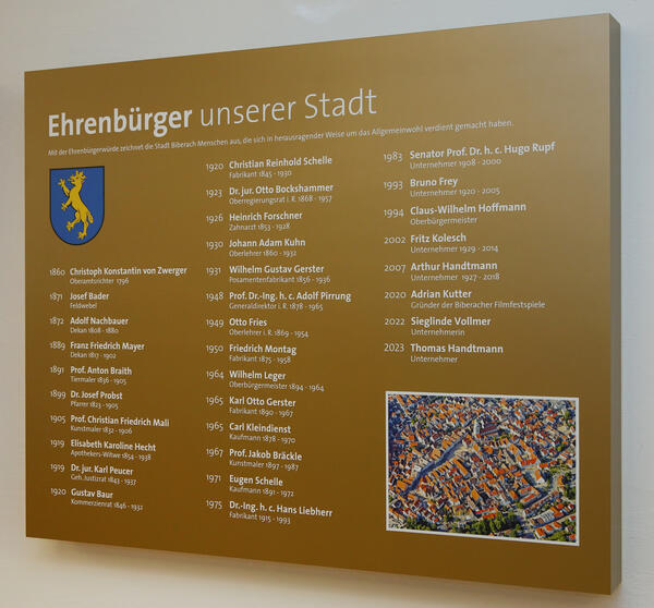 Bild vergrern: Ehrenbrgertafel im Foyer vorm Ratssaal
