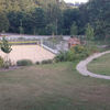 Bild vergrößern: Ringschnait - Blick von der Dürnachhalle auf den Freizeitbereich mit Beachvolleyballfeld und Sandspielplatz
