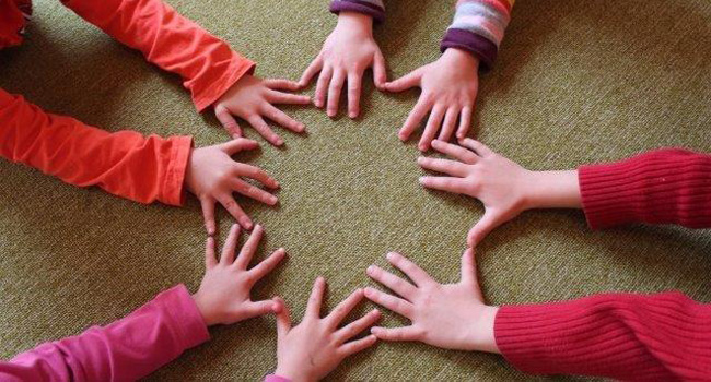 Bild vergrößern: Kindergarten: Hände im Kreis