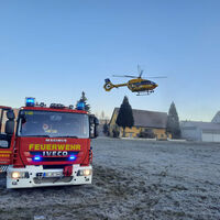 Bild vergrößern: Feuerwehrauto und Hubschrauber