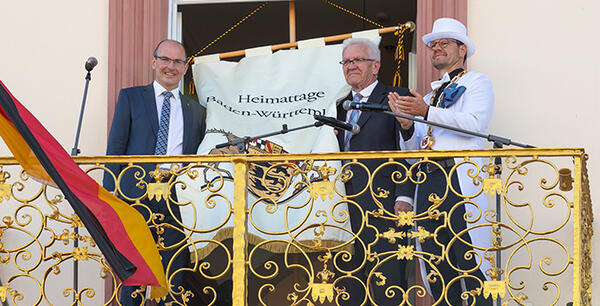 Ministerpräsident Kretschmann übergibt Heimattage-Fahne