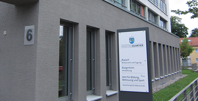 Bild vergrößern: Eingang Amt für Bildung, Betreuung und Sport im Hospitalqaurtier Königsbergallee 6
