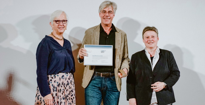 Bild vergrößern: Gudrun Heute-Bluhm (links), Präsidentin der Association European Energy Award, hat Biberachs Baubürgermeister Christian Kuhlmann die Auszeichnung in Gold überreicht; rechts: Thekla Heinel von der Bundesgeschäftsstelle des eea.