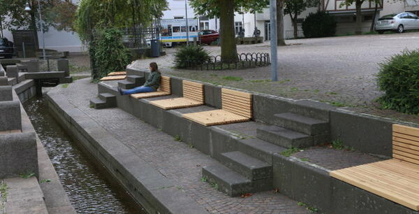 Neue Sitzmöglichkeiten am Stadtbach in Biberach