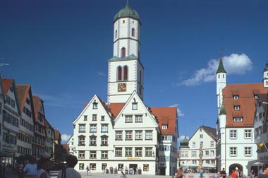 Bild vergrößern: Marktplatz mit Kirche